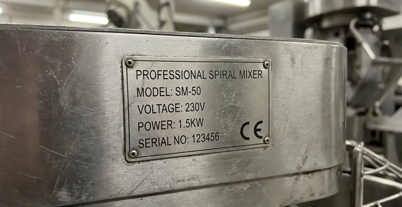 Plaque signalétique d'un pétrin professionnel avec marquage CE visible pour vérification matériel boulangerie occasion